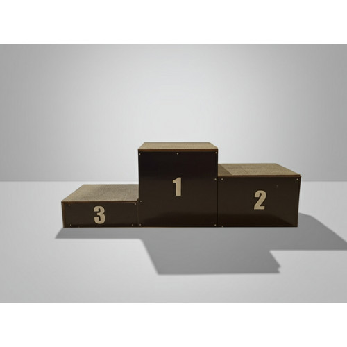 Пьедестал для награждений с ковровым покрытием