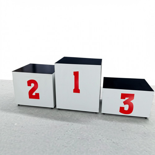 Пьедестал для победителей на металлическом каркасе